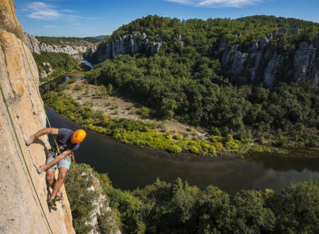 Klettergebiet Vire aux Oiseaux mit Blick auf den Fluss Chassezac