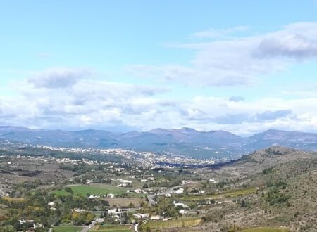 Le sentier des Cades - Aubenas gezien vanaf de toppen en de Escrinet