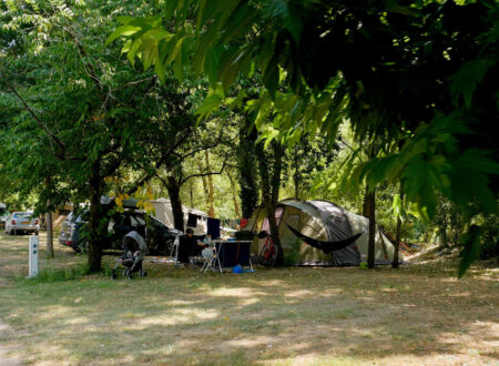 Emplacements Côté Rivière | Camping La Turelure 3 étoiles Ardèche