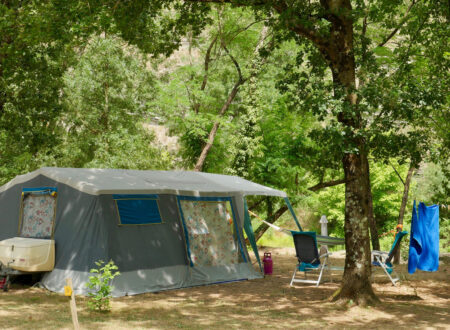 Emplacements Côté Rivière | Camping La Turelure 3 étoiles Ardèche
